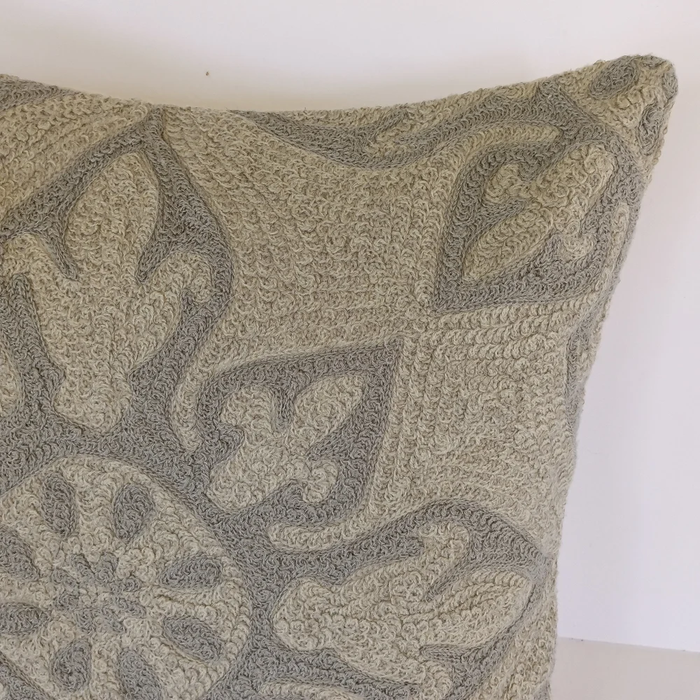 Pottery Barn Gracie Crewel Pillow w/ Feather Insert 20 X 20